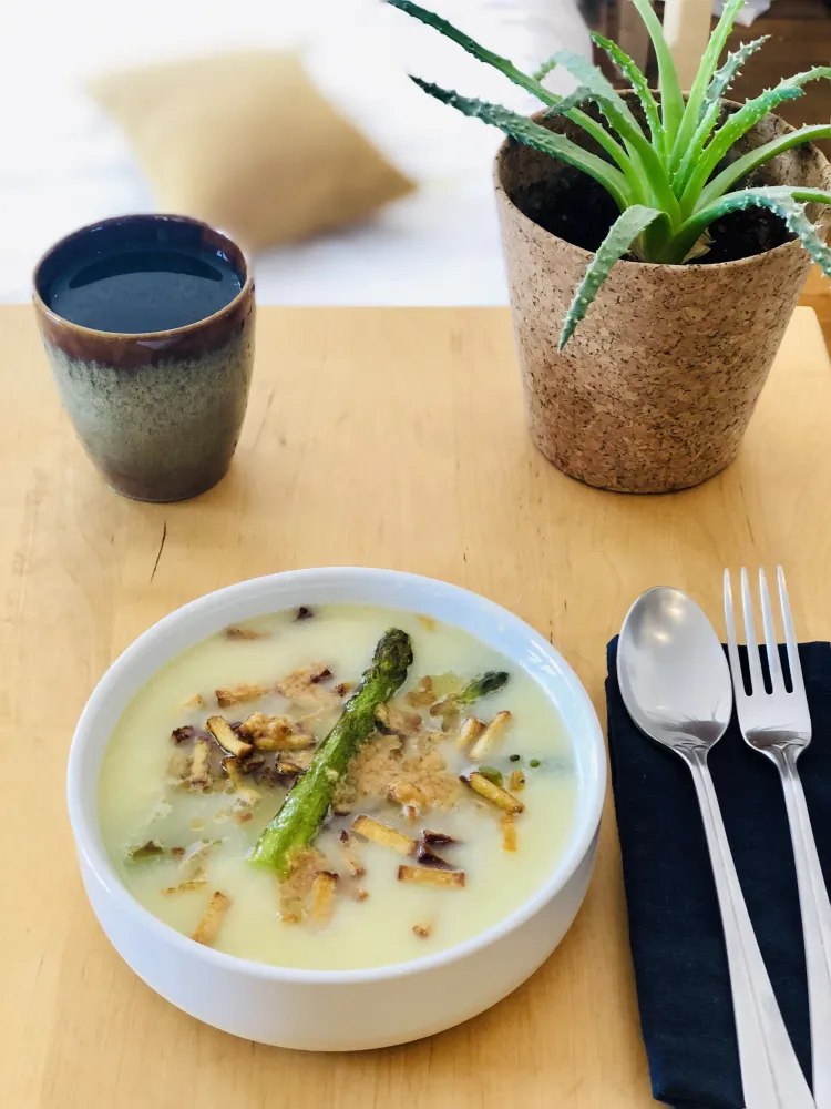 Gaspacho dasperges blanches et vinaigrette au miso