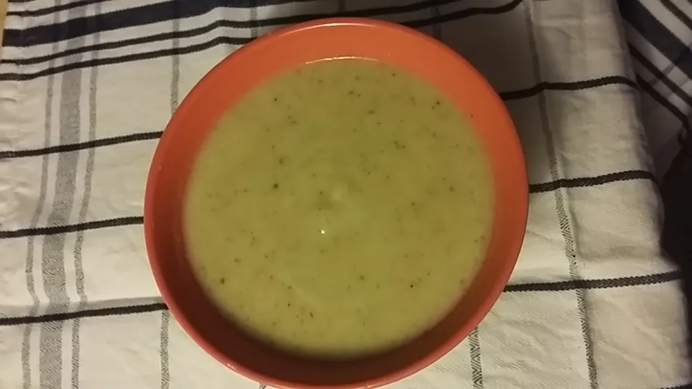 Soupe céleri courgettes et poires épicée