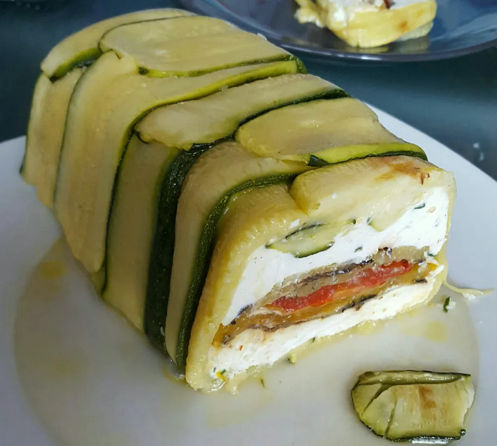 Terrine de légumes du soleil au chèvre frais, vinaigrette basilic