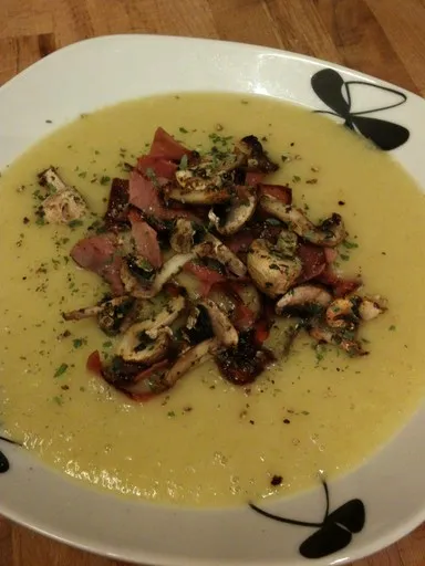 Velouté de poireaux au gingembre & champignons et bacon grillés