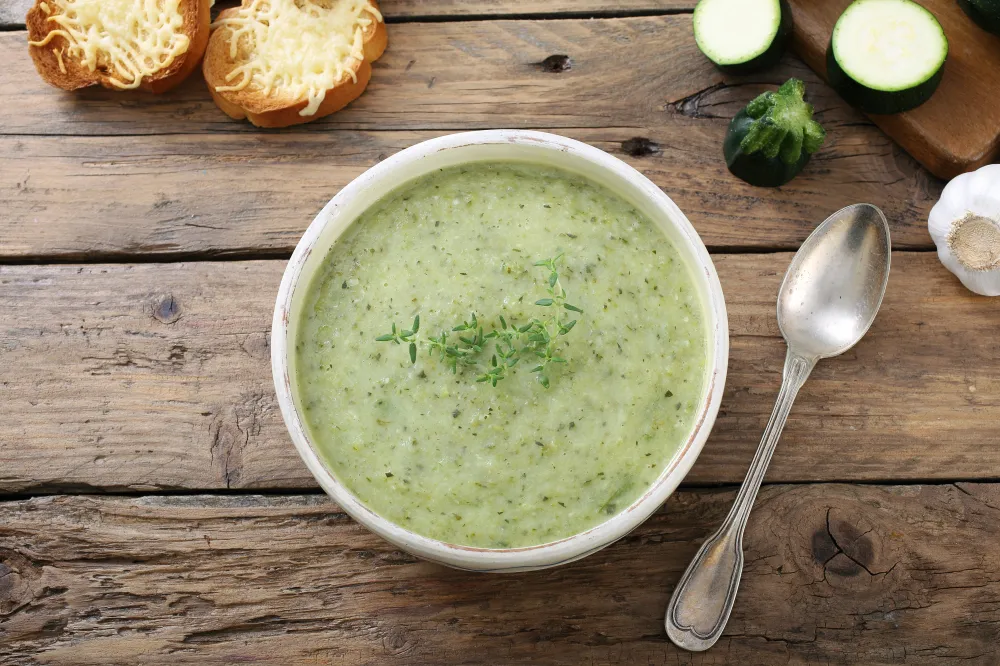 Soupe de pommes de terre-courgettes et roquefort