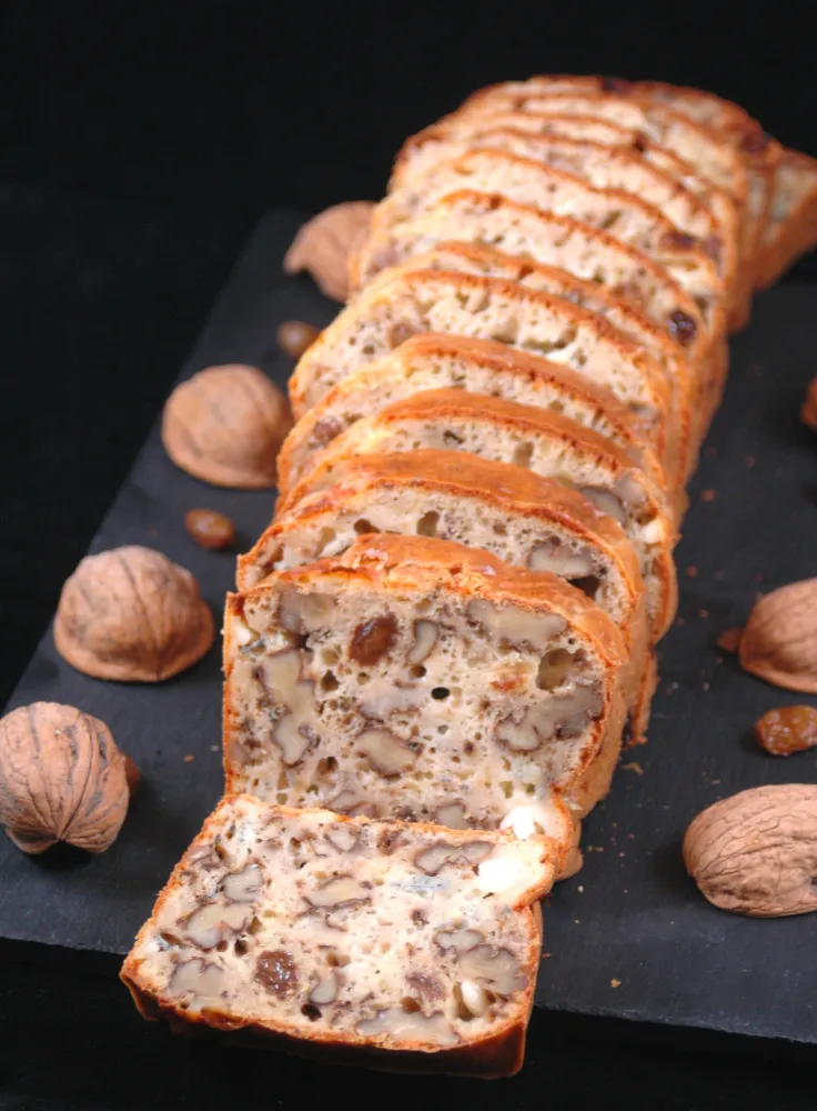 Cake chèvre, noix et raisins secs