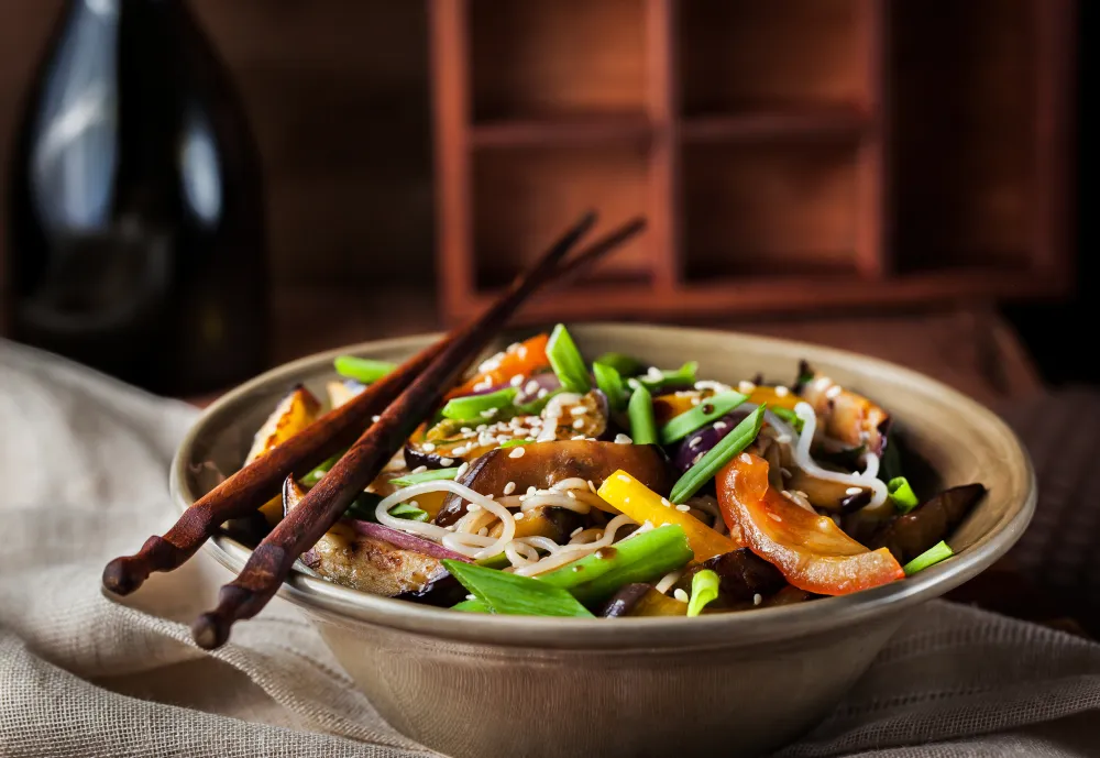 Poêlée de nouilles chinoises façon Yakitori, légumes croquants