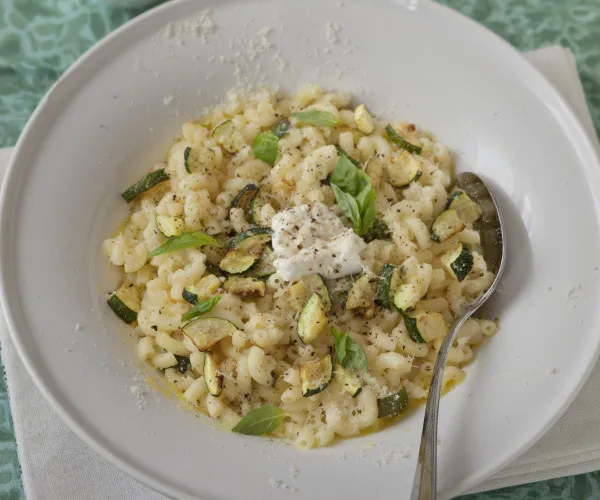 Risotto de coquillettes aux courgettes et au chèvre frais