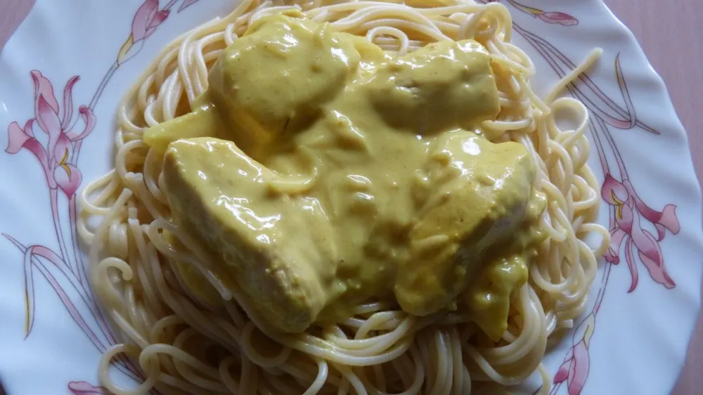 Poulet safrané et tagliatelles fraîches