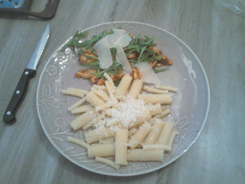 Escalope de dinde, pesto rosso, roquette et parmesan.