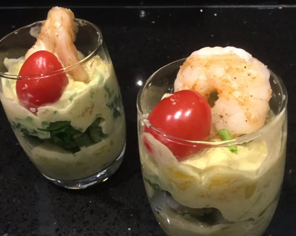 Verrine avocat, mangue, mâche et crevettes