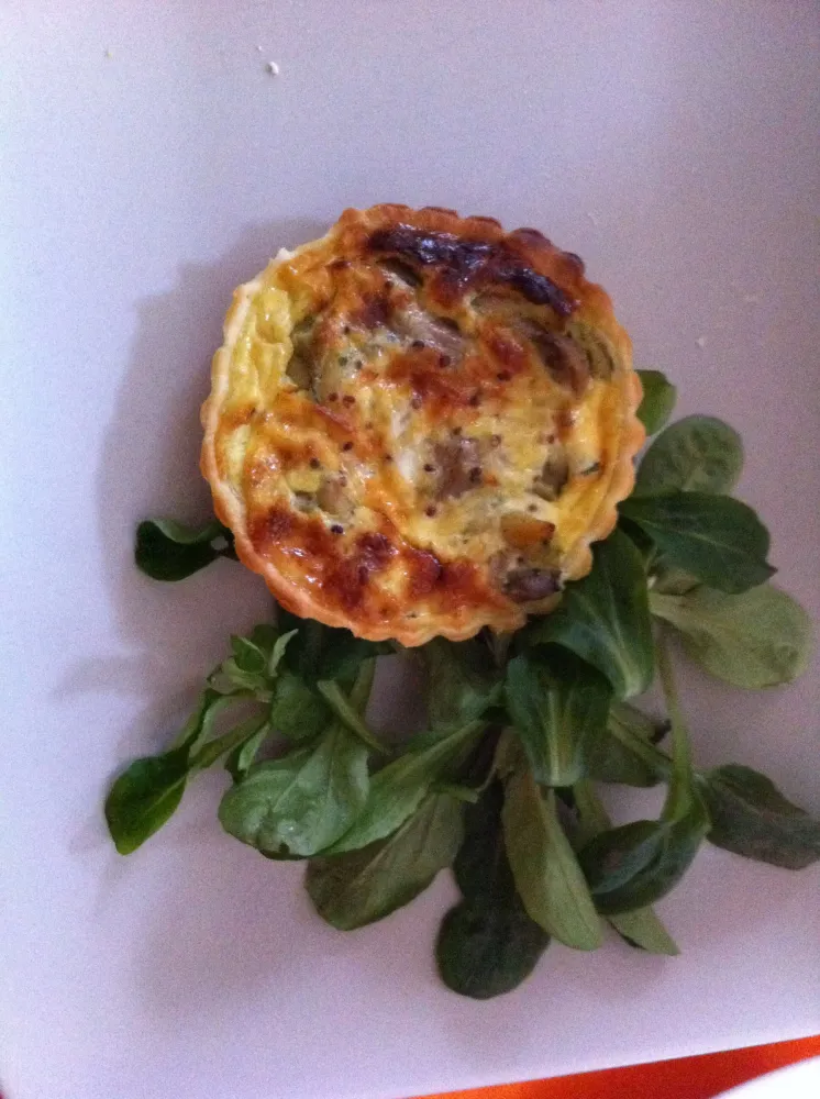 Tarte aux cuisses de grenouilles et champignons