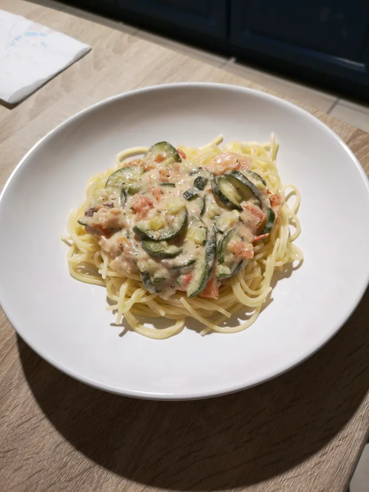 Spaghetti au saumon fumé et aux courgettes