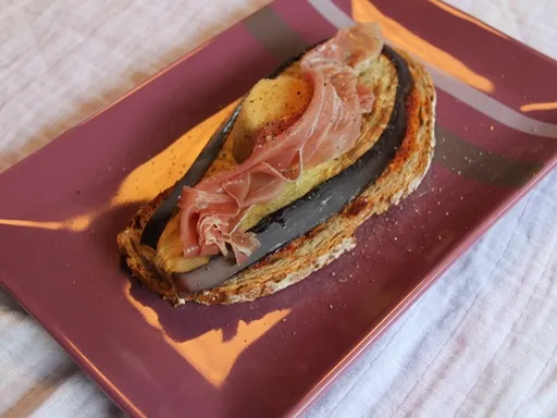 Tartines au chèvre et aubergines