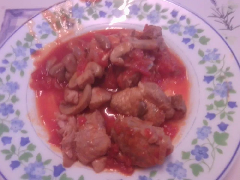 Sauté de porc au curry, tomates et champignons