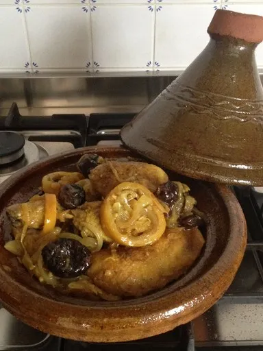 Tajine de poulet aux citrons confits et pruneaux