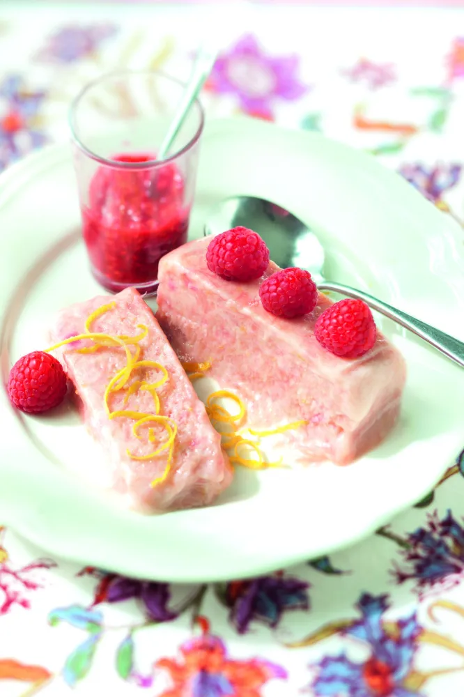 Parfait glacé à la rhubarbe, coulis de framboises