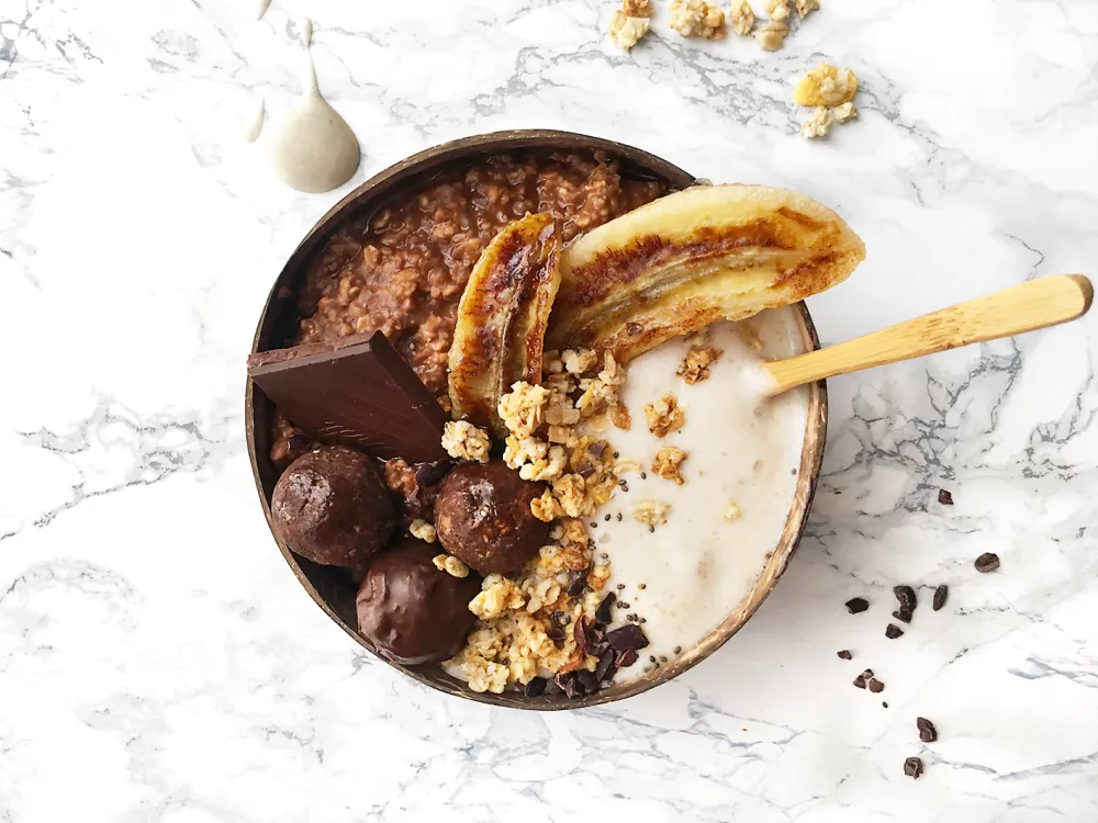 Porridge chocolaté, bananes caramélisées, granola noix de pécan et miel