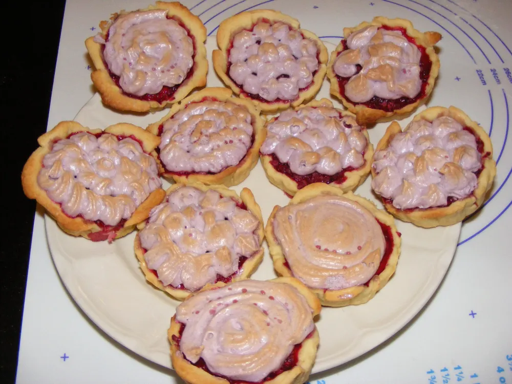 Tarte à la crème de citron vert et framboise meringuée