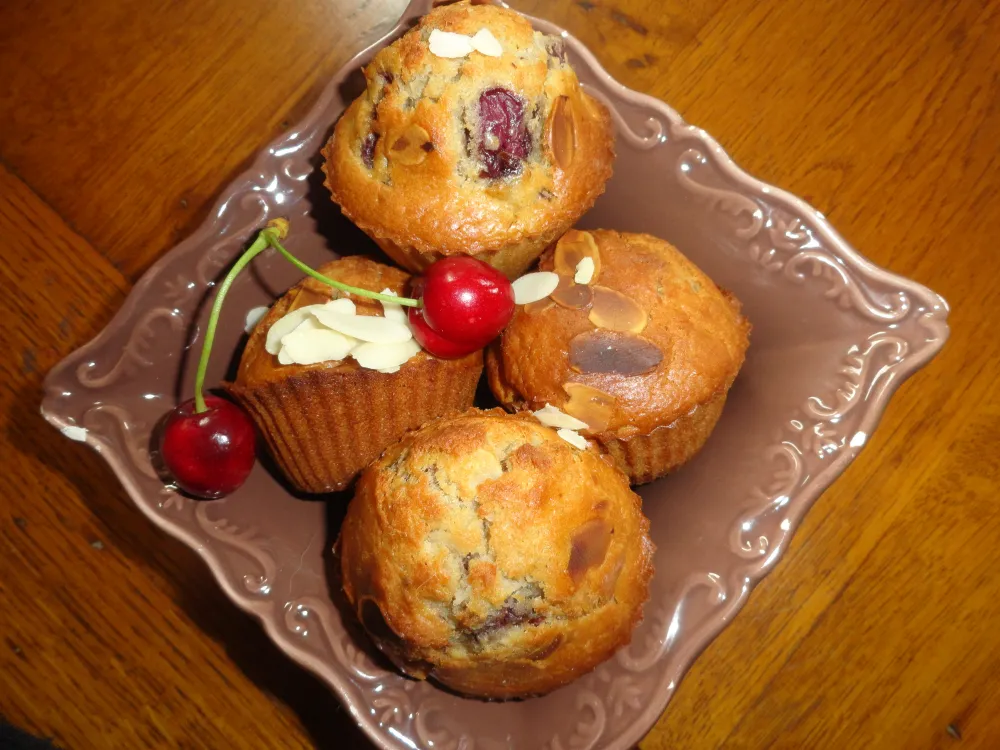 Muffins aux amandes et aux cerises