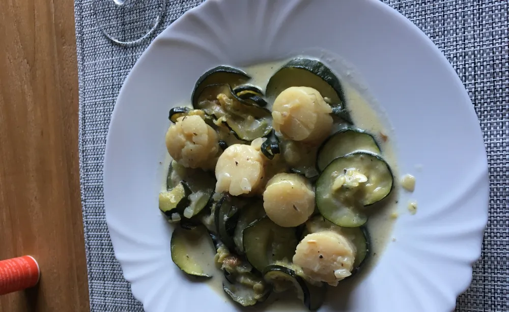 Saint Jacques au vin blanc sur julienne de légumes