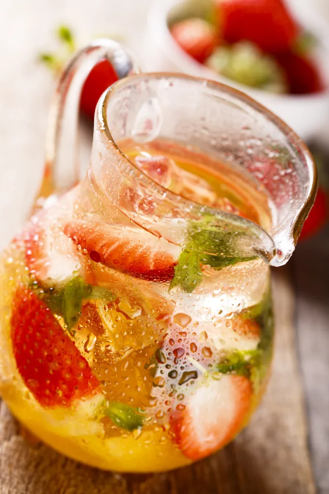 Sangria de vin blanc aux fraises