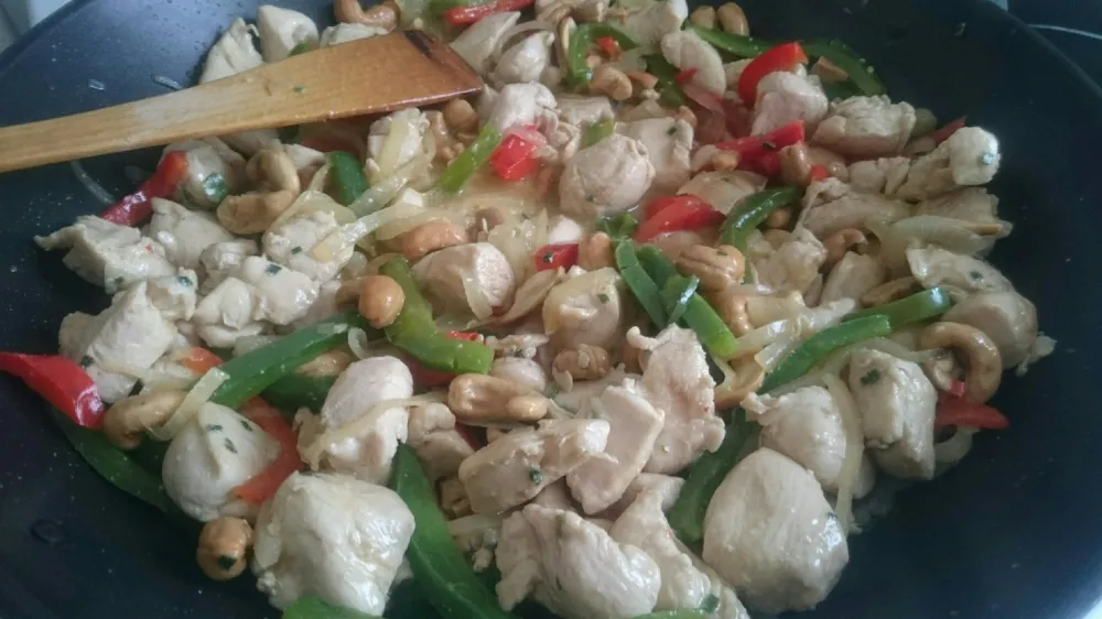 Nouilles sautées au poulet et noix de cajou