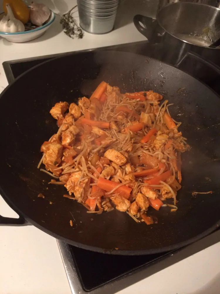 Wok de poulet curry aux ananas caramélisés