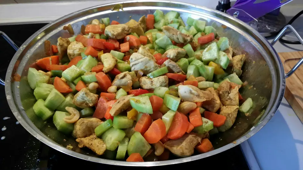 Sauté de poulet au noix de cajou et concombre