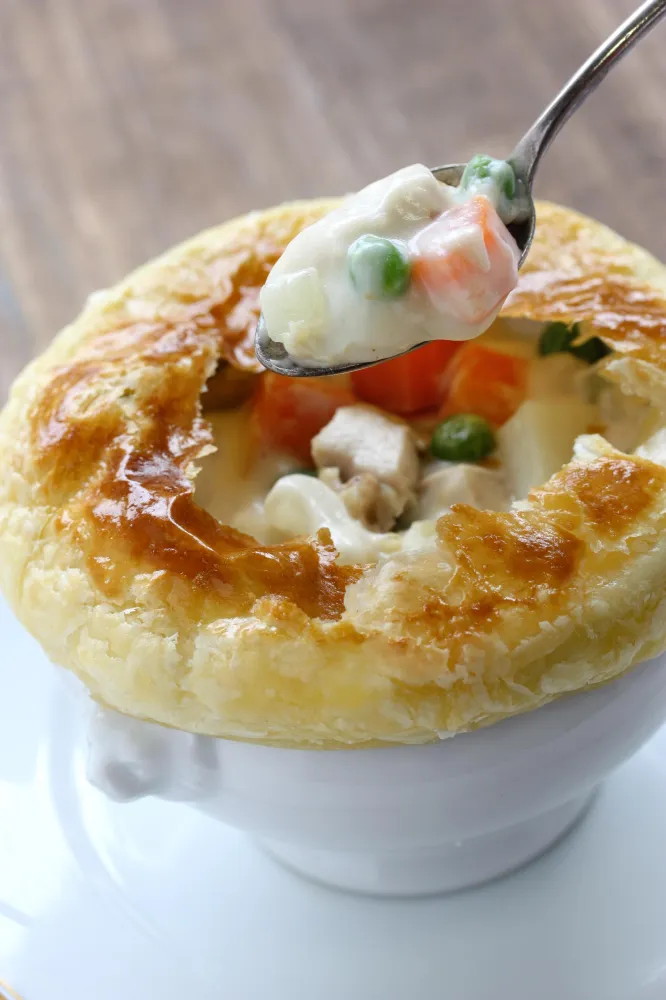 Tourte anglaise au poulet, petits pois et champignons