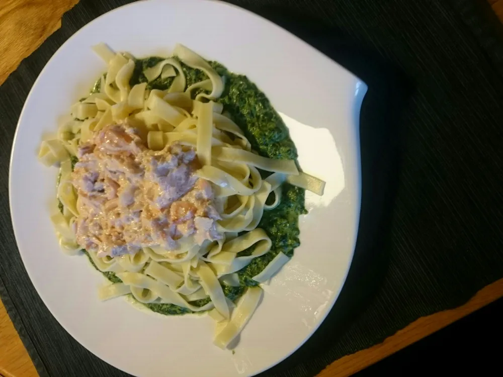 Tagliatelles au saumon et chèvre sur lit dépinards