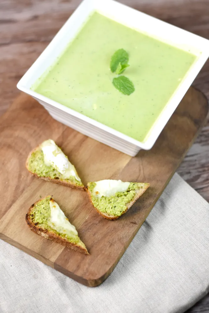 Velouté glacé petit pois menthe et mouillettes au chèvre