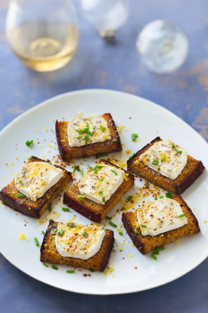 Coeur de chèvre sur canapés de pain dépices