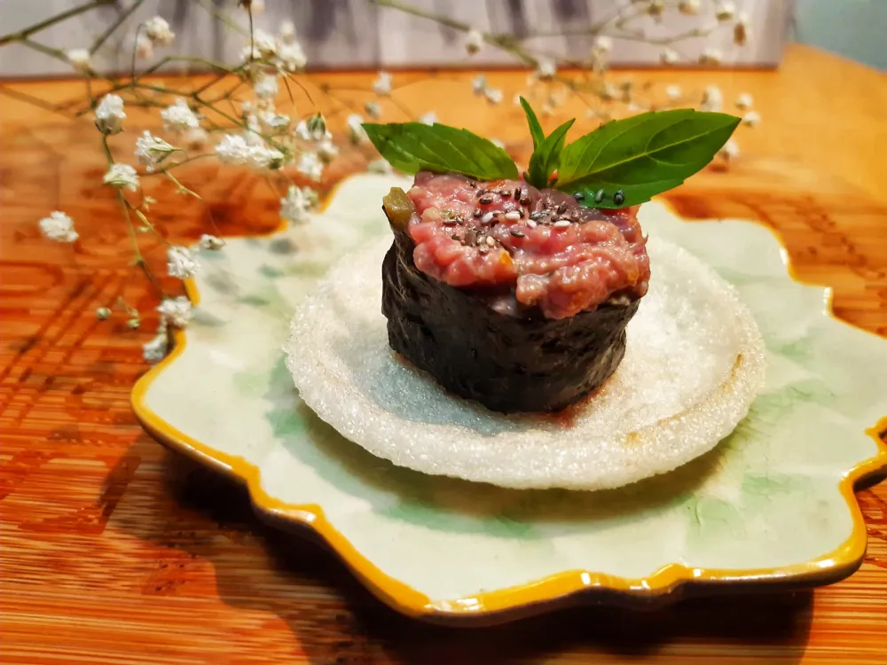 Tartare de boeuf aux agrumes, algues et chips de crevette