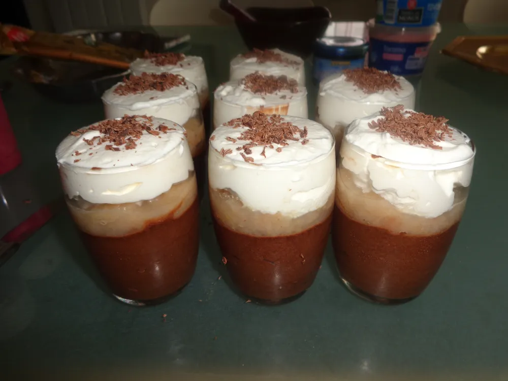 Verrine de mousse au chocolat compote de poires et chantilly