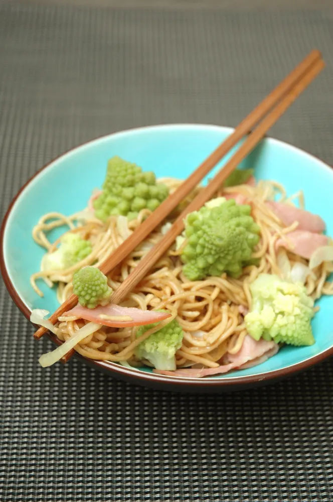 Nouilles sautées au chou romanesco et au bacon