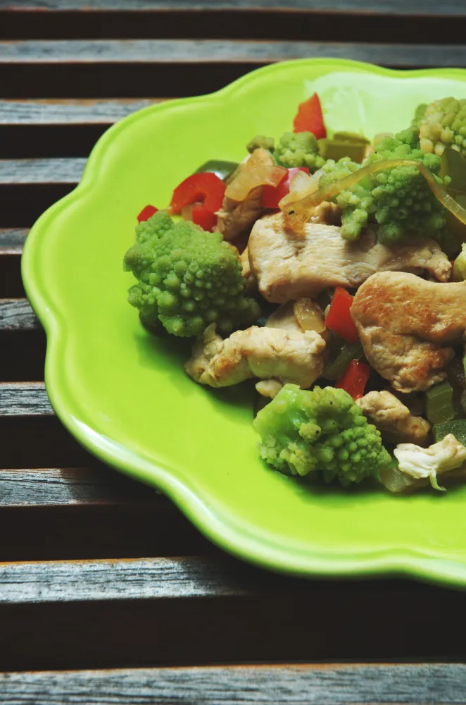 Wok de chou romanesco à la dinde et aux épices