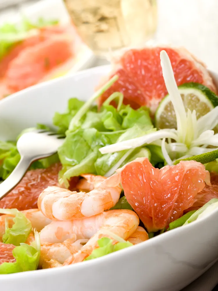 Salade de crevettes et de pamplemousse rose