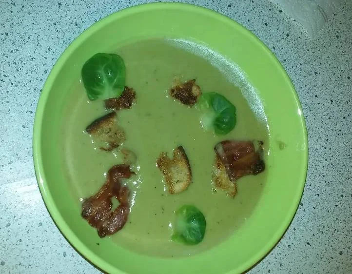 Velouté du jardin de choux de Bruxelles au lard grillé et muscade