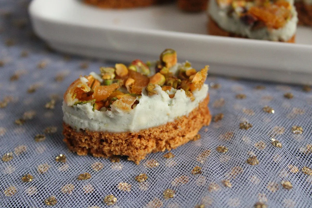 Canapés de pain de seigle au roquefort