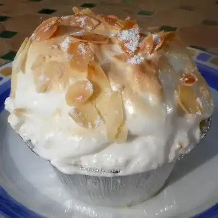 Polonaise : baba, crème pâtissière, fruits confits et meringue