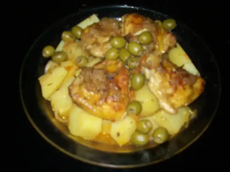 Tajine marocain de poulet aux pommes de terres et olives