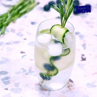 Gin tonic myrtille