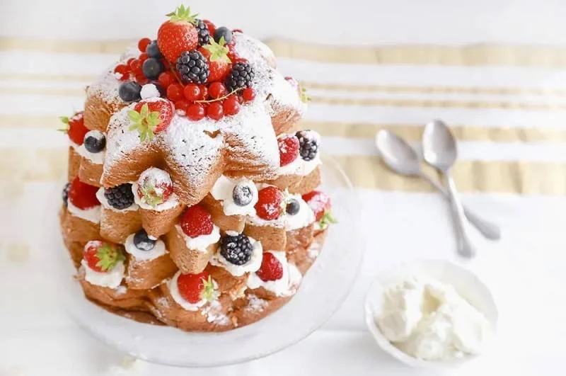 Pandoro farci aux fruits rouges