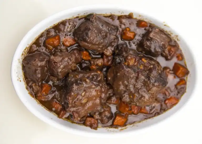 Queue de boeuf confite au vin rouge