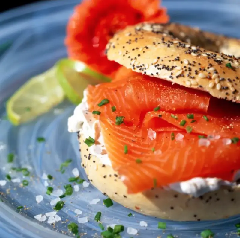 Bagel toasté au saumon fumé