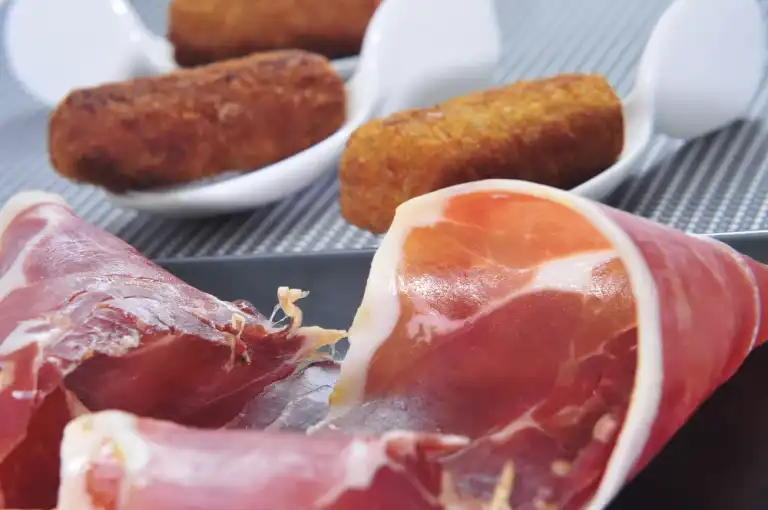 Croquets de camembert au jambon cru