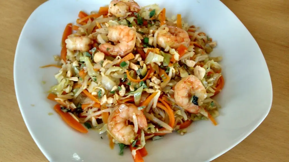 Wok de chou pointu aux crevettes et à la citronnelle façon Bo Bun