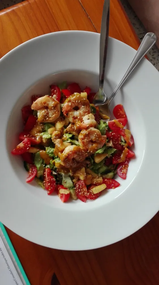 Wok de poulet aux légumes, nouilles de riz et gomasio