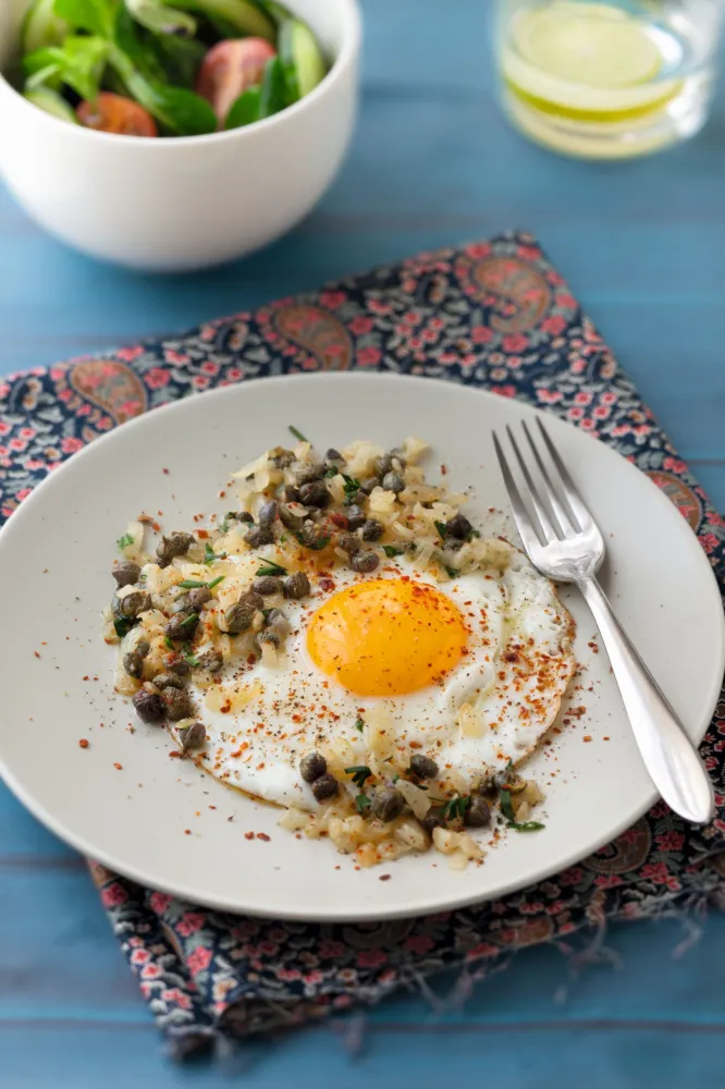 Oeufs au plat de Virginie aux oignons et aux câpres