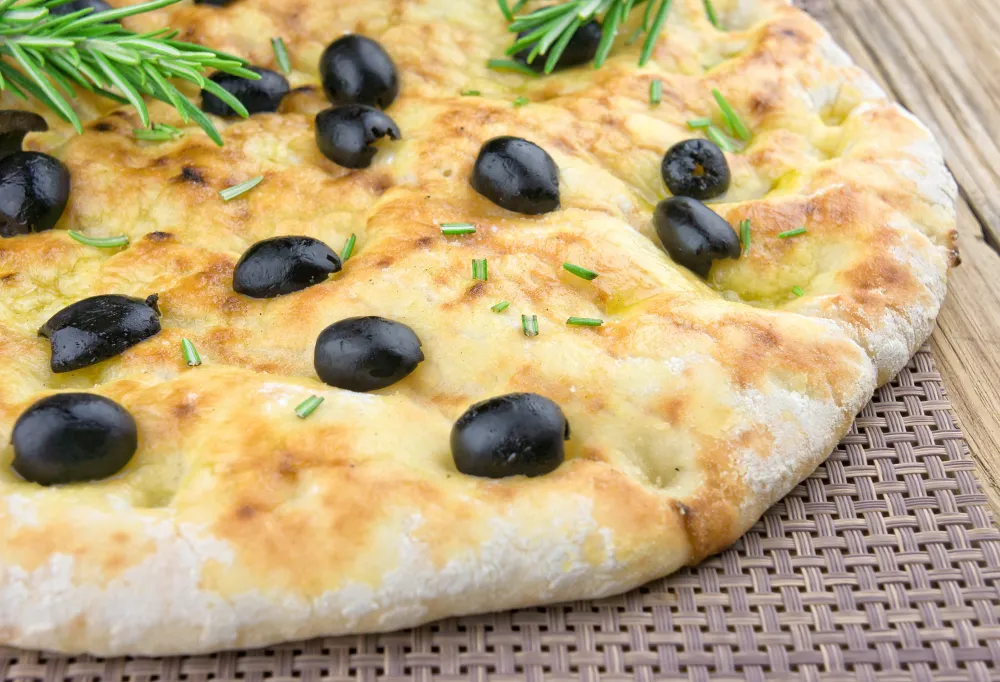 Pain focaccia aux olives noires et au romarin