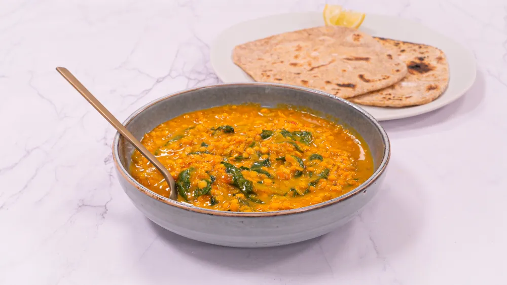 Dahl de lentilles corail épinards et lait de coco