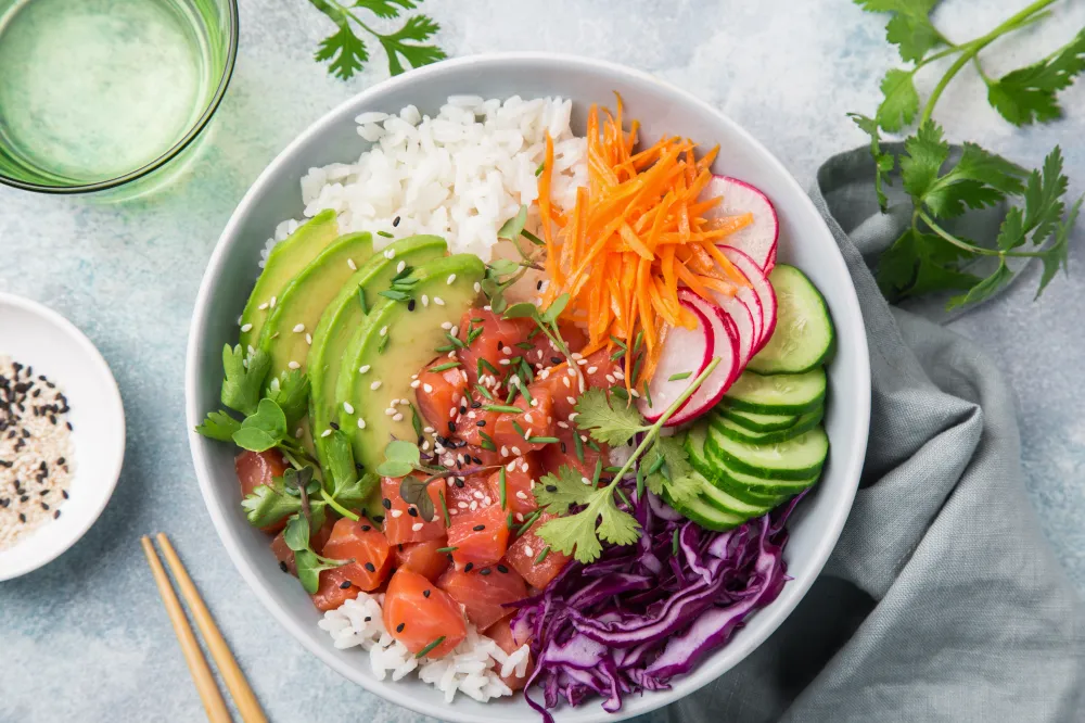 Poke Bowl au saumon, avocat, carottes et concombre