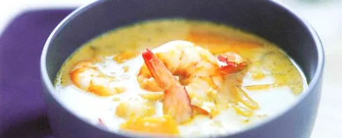 Soupe thaï piquante aux crevettes au curry rouge